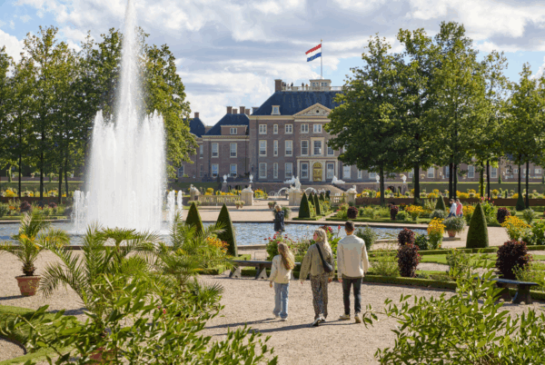 Paleis Het Loo met op de voorgrond de tuin met een gezin