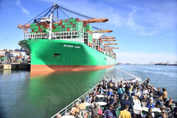 Rondvaart bij Portlantis door de Rotterdamse haven