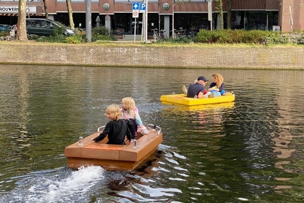 Met het gezin bootje varen in de binnenstad van Rotterdam