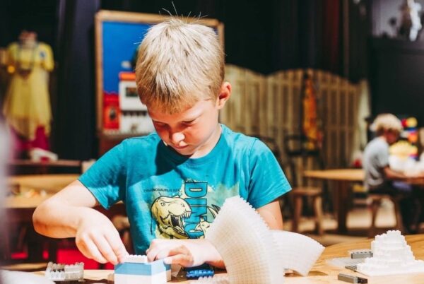 Kids aan het knutselen in het DoeMuseum