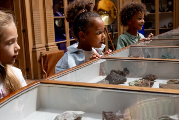 3 kinderen in een museum