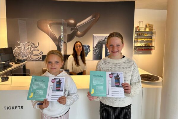 Kidsproofreporters Katrien en Marie bij Museum JAN