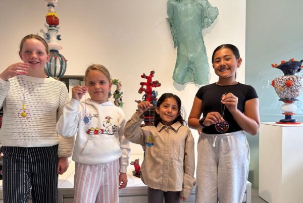 Kidsproof reporters bij Museum JAN glas workshop