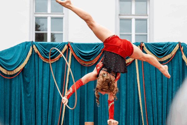 Acrobate op 1 hand op hoge toren blokken