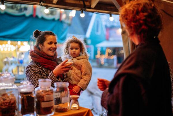 Ambachtslieden op de winterse jaarmarkt in het Openluchtmuseum