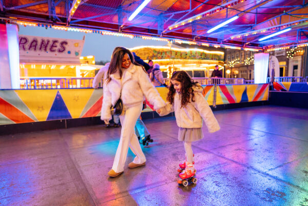Kinderen rolschaatsen in de sfeervolle Westerstraat