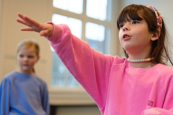 Kinderen spelen bij Hofpleintheater Rotterdam