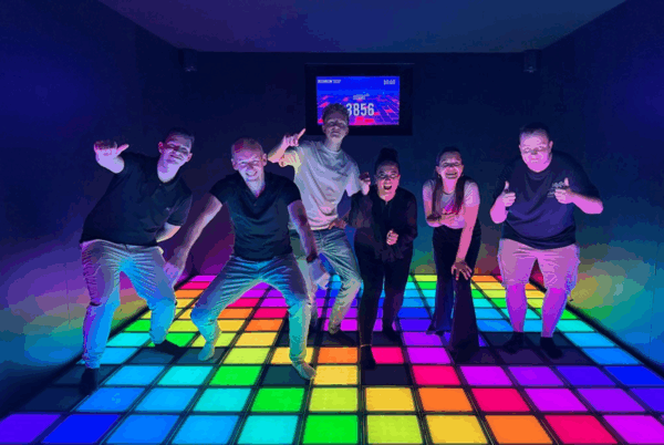 Groep mensen op een game vloer