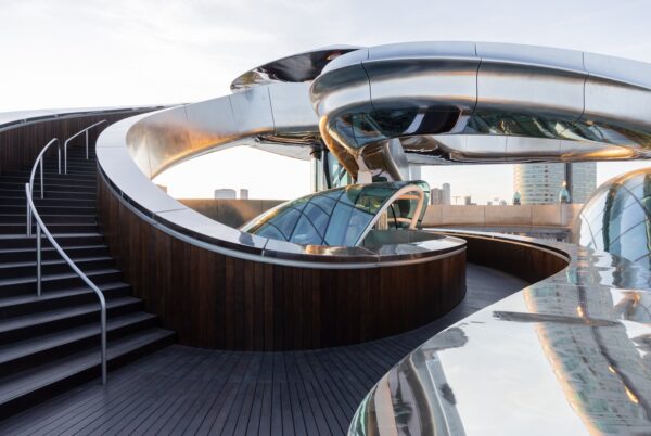 De tornadotrap met uitzicht over Rotterdam bij Fenix Museum