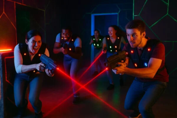 lasergame spelen in een donkere, kleurrijke arena