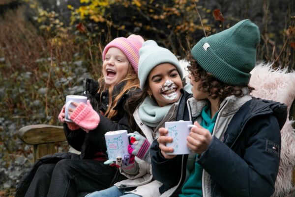 Kinderen met warme chocomel buiten
