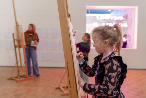 Kinderen met tekenezel tekenen model na in de Kunsthal
