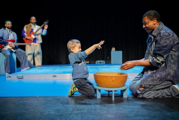 Kind maag meedoen op podium in voorstelling Zeg maar dag