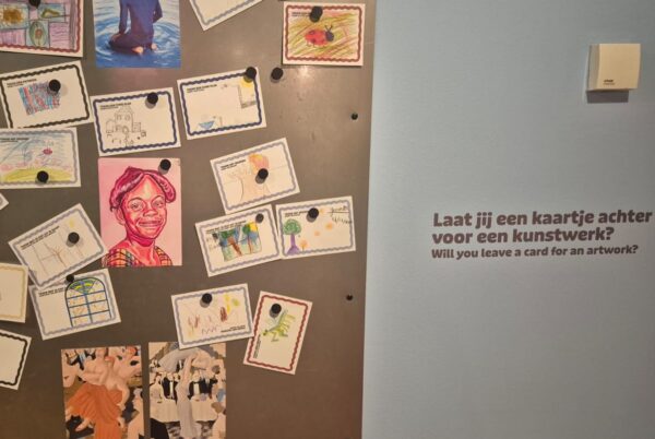 Kinderen kunnen tekeningen ophangen in Dordrechts Museum