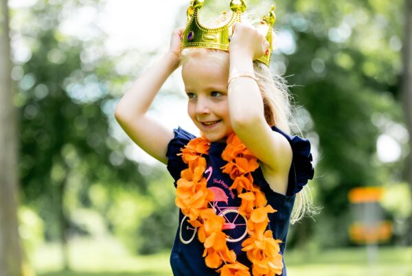 Koningsdag meisje met kroontje