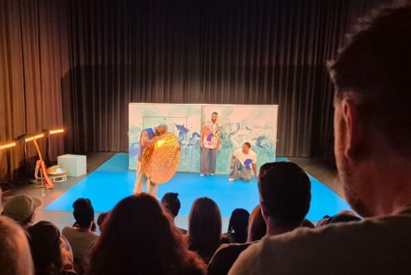 Voorstelling Zeg maar dag maaspodium scène