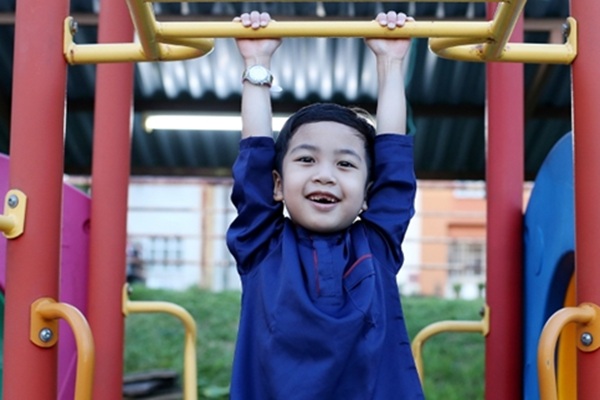 Spelen in speeltuin De Torteltuin in Rotterdam