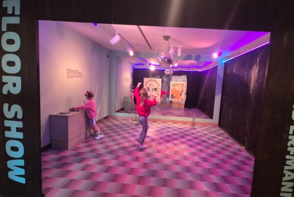 Dj spelen en dansen bij een kunstwerk