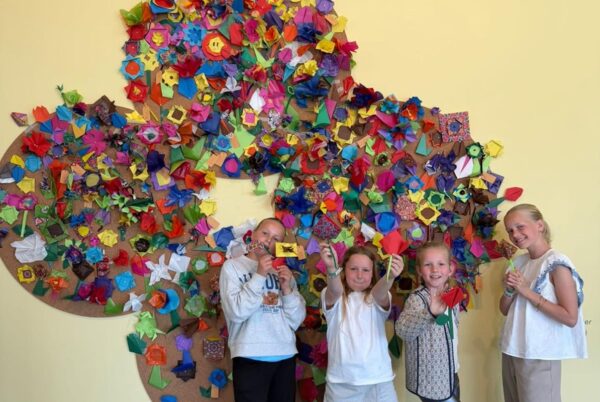 Kinderen bij bloemenwand bij Flowers Forever in de Kunsthal