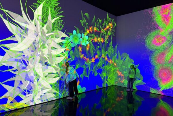 Kinderen bij bewegende bloemen in de Kunsthal
