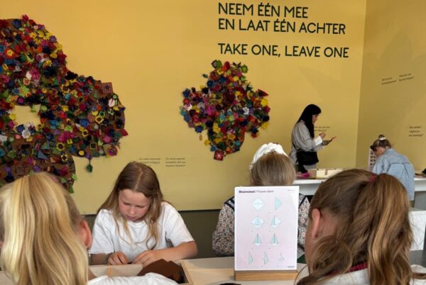 Zelf aan de slag met bloem maken in Flowers Forever in de Kunsthal