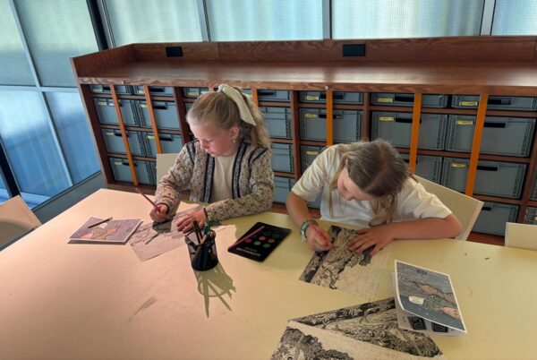 Kinderen zelf aan de slag met tekening krassen in de Kunsthal