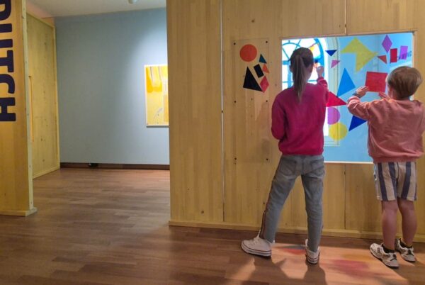 Maak een glas in lood raam met stickers 