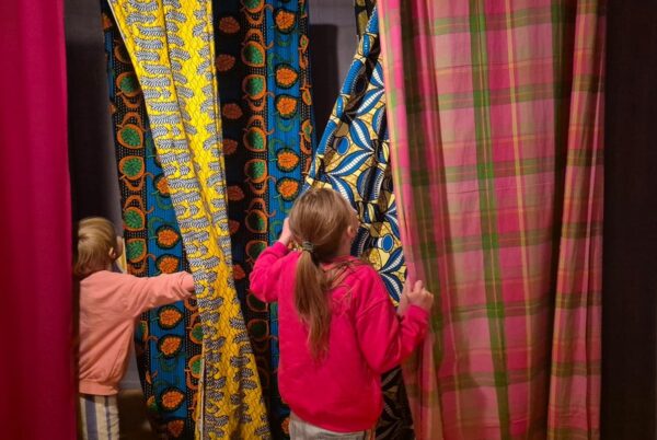 Met stoffen een andere achtergrond maken voor een kunstwerk