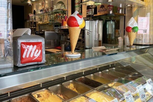 Ambachtelijk Italiaans ijs bij ijssalon Venezia in Rotterdam