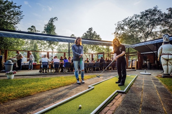 Midgetgolf met uitzicht op de Euromast in Rotterdam