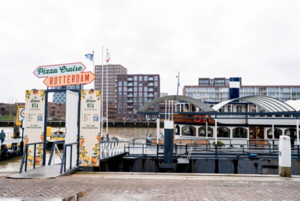 Rondvaart met verse pizza tijdens de Pizza Cruise in Rotterdam