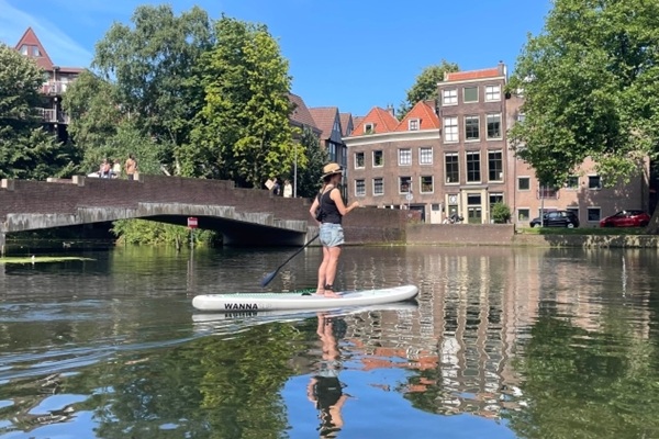 Suppen door het centrum van Rotterdam bij RIF010