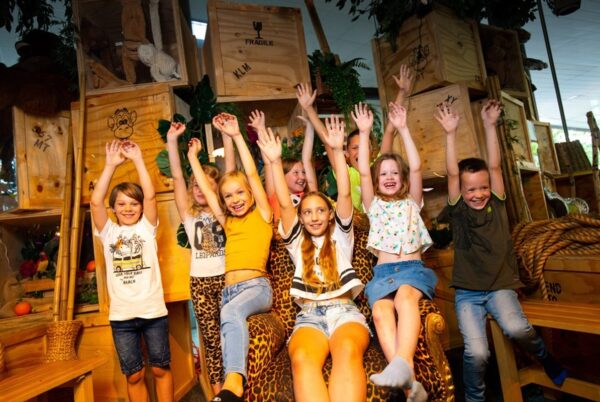 Kinderen vieren een kinderfeestje bij Monkey Town Rotterdam