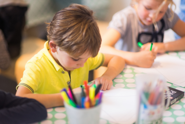 kinderen in het kinderatelier van museum Singer laren