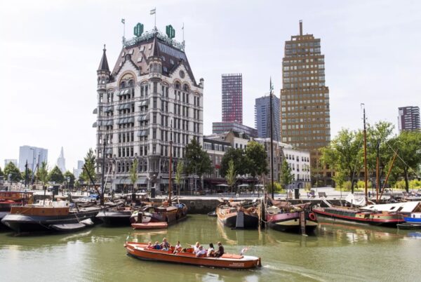 In een fluisterbootje een rondvaart maken in Rotterdam