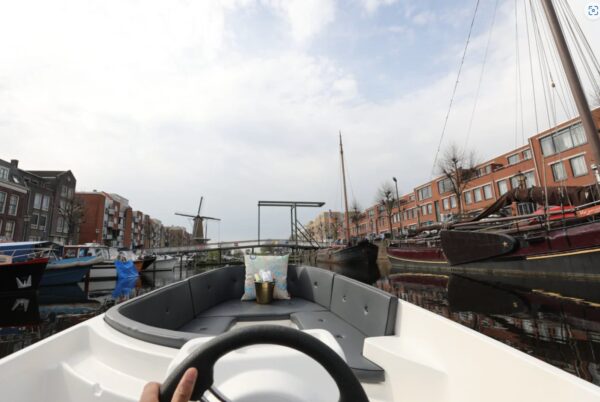 Zelf bootje varen in een sloep in Rotterdam