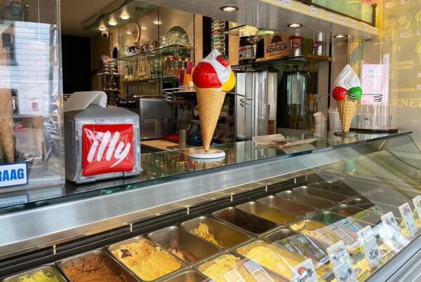 IJssmaken in de vitrine van ijssalon La Venetia in Rotterdam