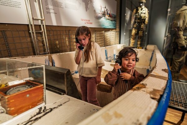 Kinderen doen de audiotour in het Mariniersmuseum in Rotterdam