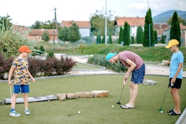 Gezin speelt midgetgolf op midgetgolfbaan Ridderkerk