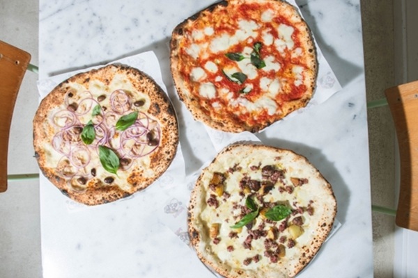 Diverse soorten pizza's op tafel bij Panda Pizza in Rotterdam