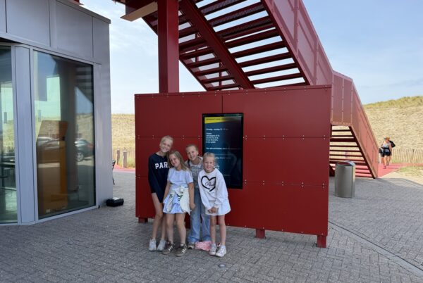 Portlantis ingang met rode trap