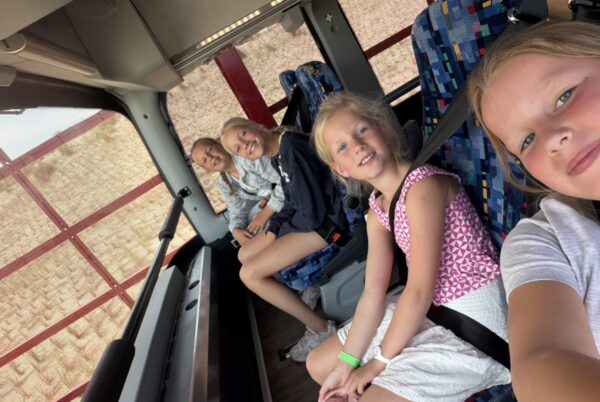 In de bus op weg naar de boot bij Portlantis