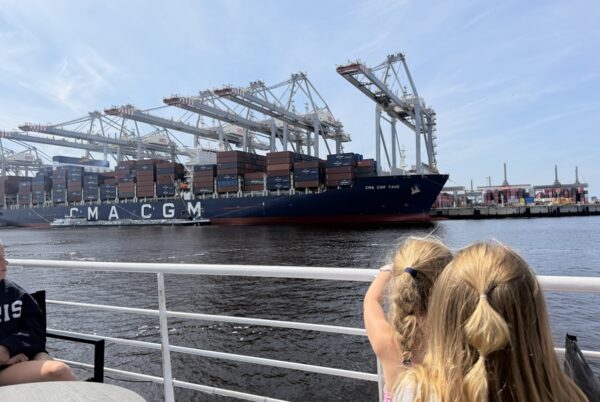 Grote containerschepen van dichtbij te zien bij de boottocht van Portlantis