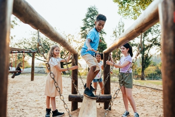 Kinderen spelen in de speeltuin 110 Morgen in Rotterdam