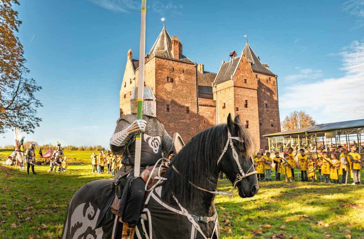 Ridder op paard tijdens riddertoernoi van Slot Loevestein