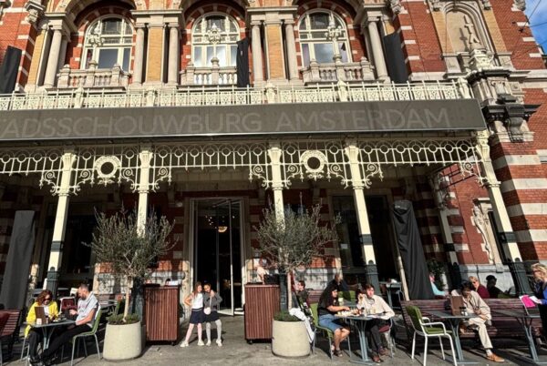 Bookshop kids reporters voor de deur stadsschouwburg amsterdam